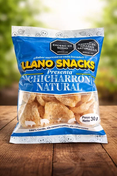 Empaque chicharrón americano Natural Llano Snacks, bolsa 30 g para exhibición en tienda